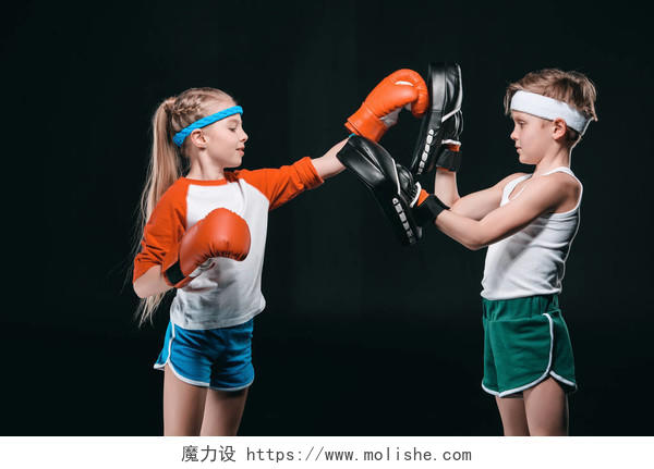 孩子们在训练搏击拳击手健身运动拳击